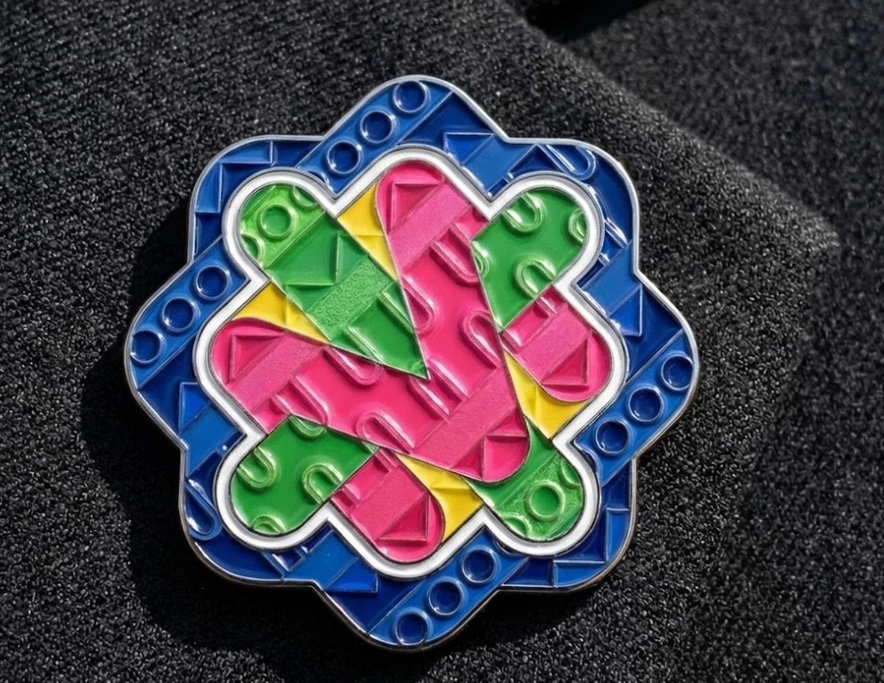 PIN de Zamak de perimetro Irregular 2.5 cm